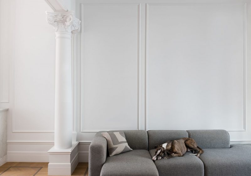 Колонна Orac Decor в гостиной с молдингами на стенах