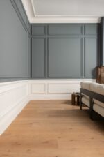 Плинтус Orac Decor SX206 в интерьере с молдингами на стенах